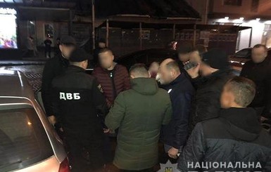 Двоих украинских патрульных задержали на взятке