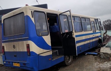 В Каменском водитель школьного автобуса умер за рулем от инсульта