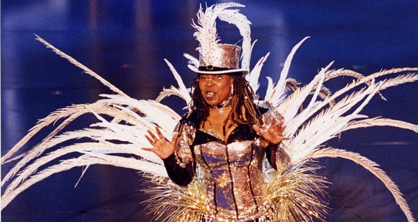 Вупи Голдберг в перьях и Кейт Уинслет в латексе: Худшие звездные наряды за всю историю премии 