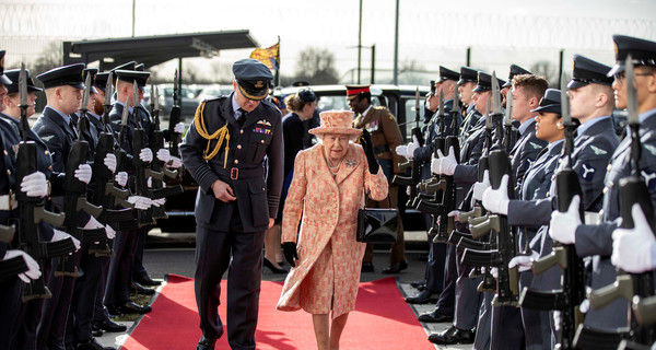 Брошь Королевы Елизаветы восприняли как намек принцу Гарри и Меган Маркл