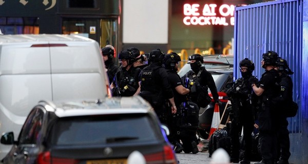 Во Франции неизвестный напал с ножом на полицейского 