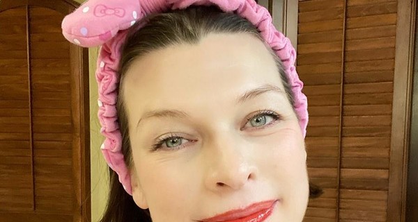 Мила Йовович показала, как кормит грудью новорожденную дочь