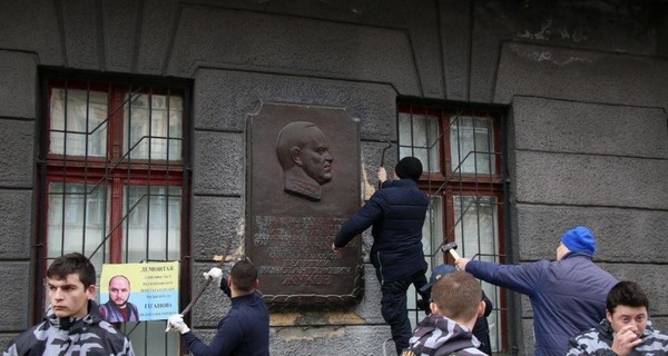 В Одессе снесли барельеф маршала Жукова. На очереди харьковский бюст