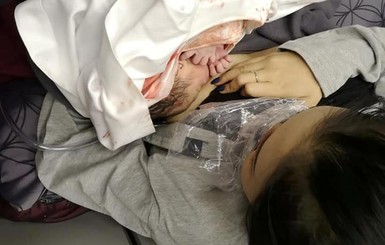 А рожать нельзя было на земле? Украинка экстренно приняла роды на борту самолета