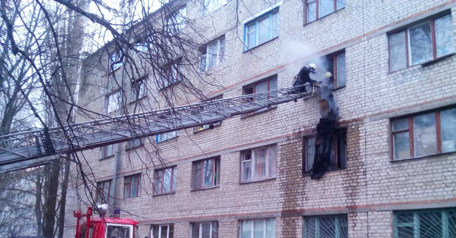 В Харькове из горящего общежития эвакуировали 52 человека