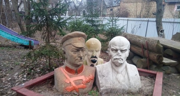 Киевлянин собрал в своем дворе Маркса, Котовского и Лениных