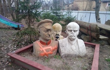 Киевлянин собрал в своем дворе Маркса, Котовского и Лениных