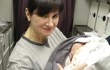 Киевлянка, принявшая роды в самолете: Малыш закричал сразу, все чуть не плакали