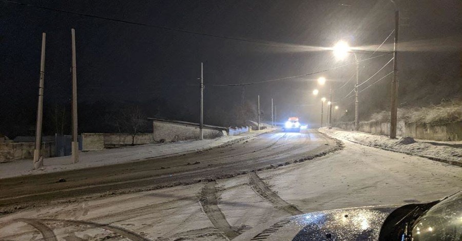 Житель Луганщины сделал из иномарки снегоуборщик, чтобы чистить дороги