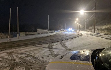 Житель Луганщины сделал из иномарки снегоуборщик, чтобы чистить дороги