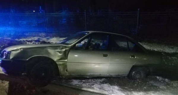 На Львовщине машина вылетела на обочину и снесла прохожих: погибла женщина