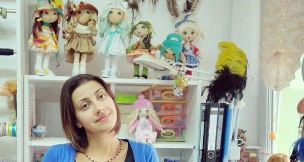 Украинка сделала кукольные копии мамы для трех сирот из США
