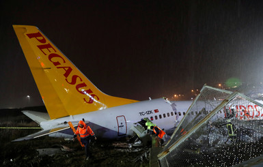 В Турции самолет развалился на три части, погиб человек
