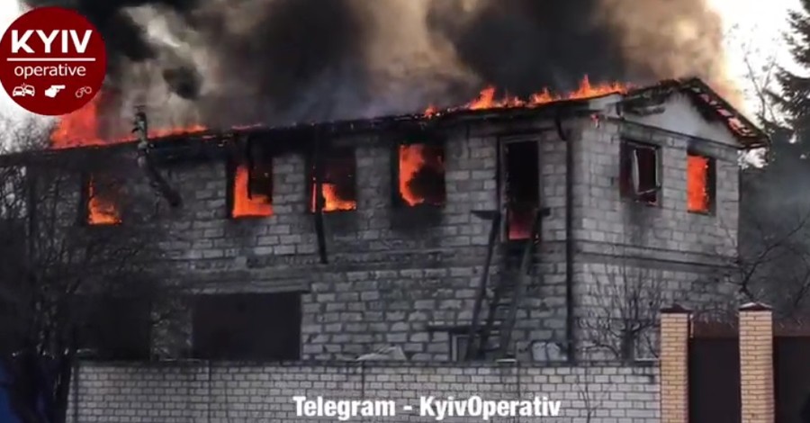 Большой пожар на Куреневке в Киеве: горит СТО с машинами