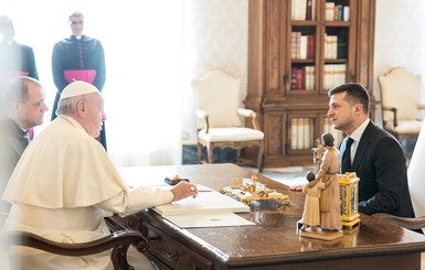 Зеленский попросил Папу Римского помочь с освобождением украинцев