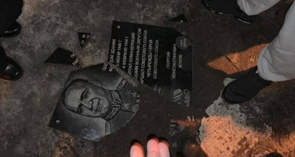 В Одессе пытались повесить обратно памятную доску Жукову, но она разбилась