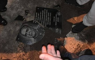 В Одессе пытались повесить обратно памятную доску Жукову, но она разбилась