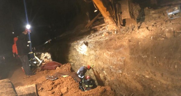 В Тернополе на двух строителей обвалился грунт