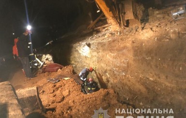 В Тернополе на двух строителей обвалился грунт