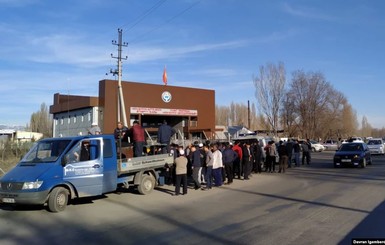 В Казахстане из-за массовых беспорядков люди бегут из страны