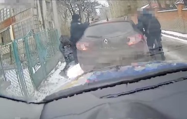 Во Львове при побеге водитель иномарки протащил на машине патрульного