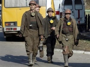 Спасатели на взорвавшейся шахте наладили связь с 20 живыми шахтерами 