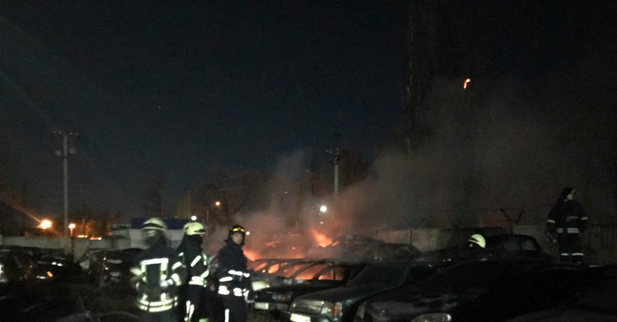 В Одессе на штрафплощадке сгорело 20 автомобилей