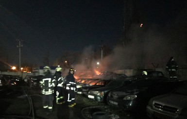 В Одессе на штрафплощадке сгорело 20 автомобилей