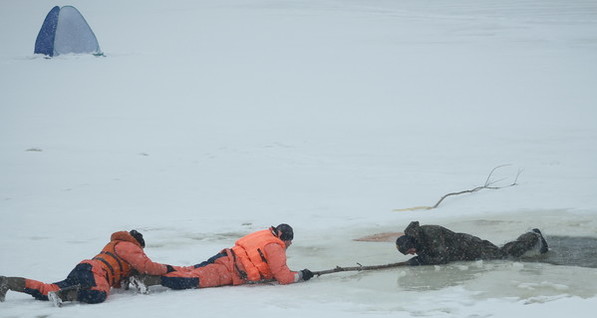 На Львовщине случайные свидетели спасли рыбаков, провалившихся под лед 
