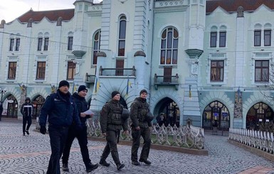 Последствия перестрелки в Мукачево: город патрулируют Нацгвардия и полиция – ждут 