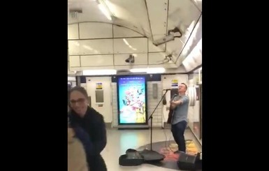 Уличный музыкант заставил танцевать пассажиров метро