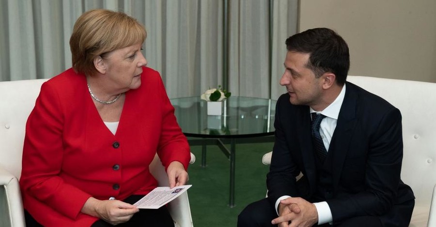 Зеленский поговорил с Меркель о ситуации на Донбассе и санкциях к чиновникам времен Януковича