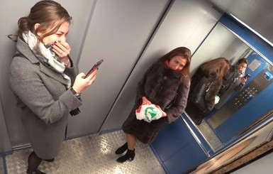 После российского пранка в лифте дома под Киевом пропала камера и портрет Зеленского