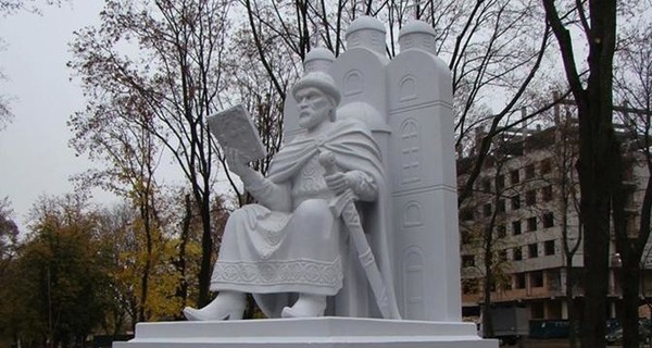 Сумской исполком решал сносить ли страшный памятник Ярославу Мудрому