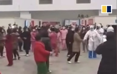В Ухане медики устроили танцы с карантинными пациентами, пока бушует коронавирус