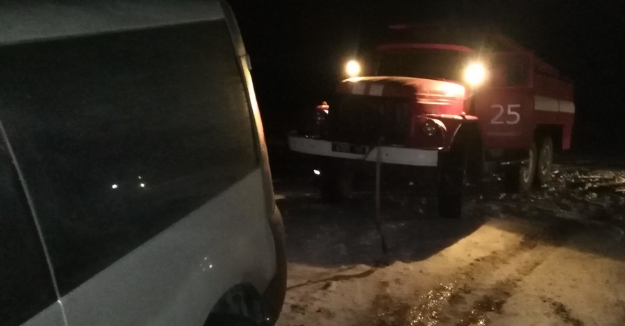 В Лисичанске на заснеженной дороге застрял автобус с людьми