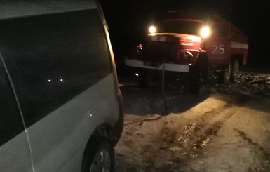В Лисичанске на заснеженной дороге застрял автобус с людьми