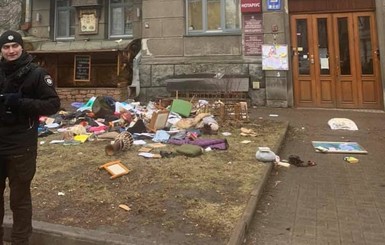 В центре Киева девушку задержали за то, что выкинула вещи парня из окна