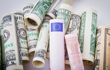 Доллар и евро синхронно подорожали