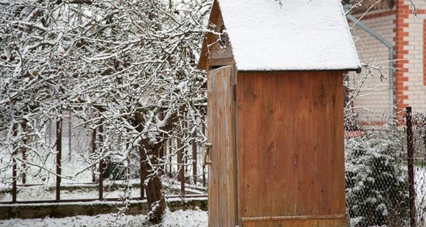На Днепропетровщине несовершеннолетняя родила в уличном туалете