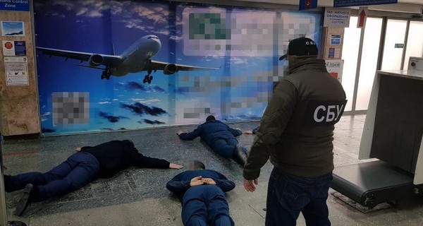 В аэропорту Херсона таможенники вымогали взятки у предпринимателей