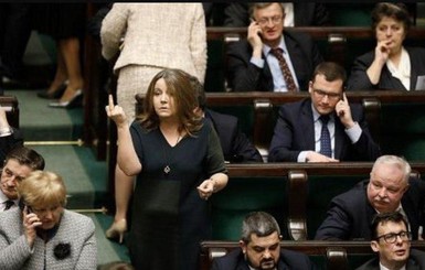 В Польше депутат выразила свое мнение, показав средний палец