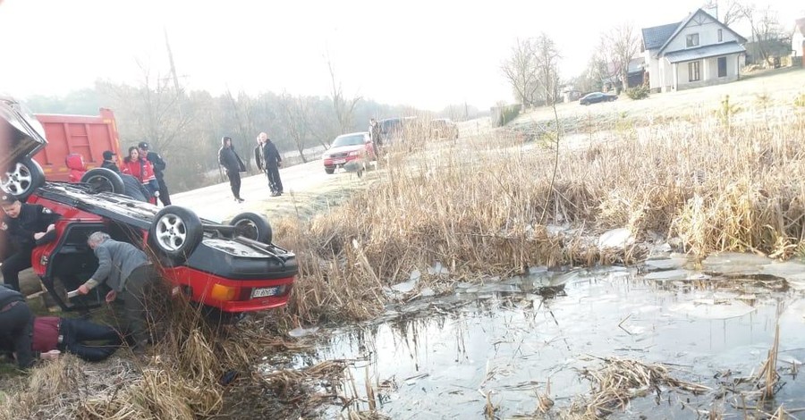 На Львовщине в водоеме утонул автомобиль с людьми