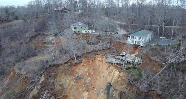 Спасатели США показали, как рухнул дом из-за ливня в Теннесси