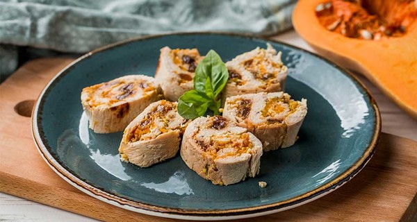 Евгений Клопотенко поделился рецептом куриного рулета с тыквой