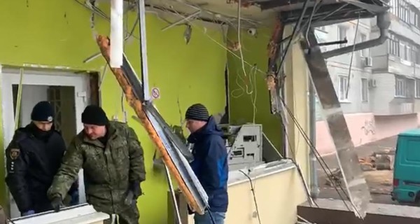 В Запорожье неизвестный в камуфляжной форме взорвал банкомат воздушными шариками