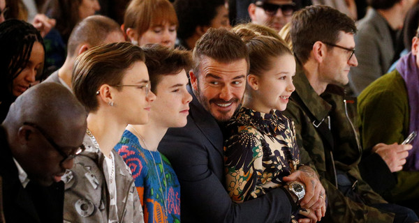 На показ Victoria Beckham пришла вся семья дизайнера