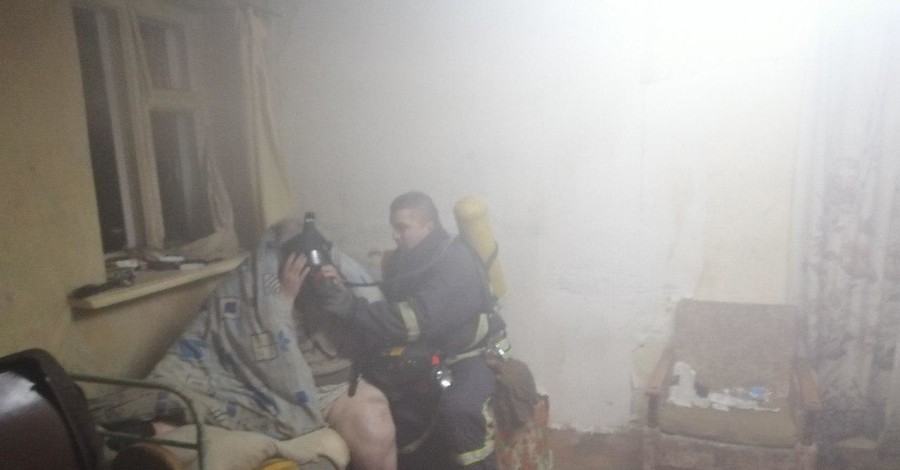 В Бердянске женщина отказалась выходить из горящей квартиры: пока спасатели тушили огонь, она сидела с противогазом