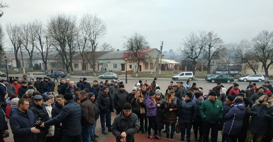 Жители Тернопольщины: Почему украинцев из Китая везут к нам? Отправьте их в Чернобыль!