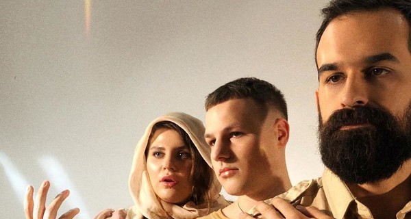 Солистка KAZKA рассказала, из-за чего сломала палец участнику группы